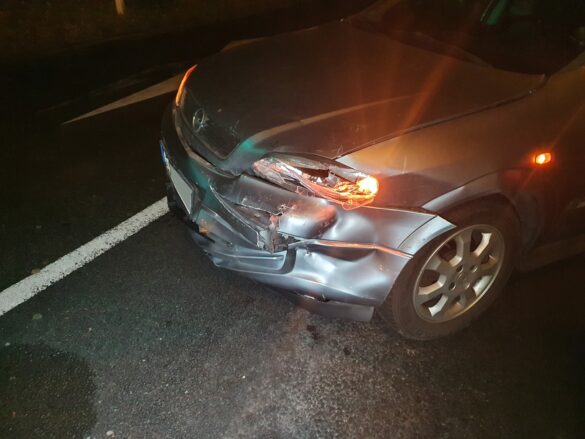 Auto überfährt Verkehrsinsel an der Autobahnauffahrt "Sutthausen" und prallt gegen einen anderen PKW