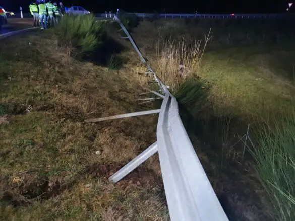 Auto stürzt Abhang an Bundesstraße B51/B65 bei Belm hinunter