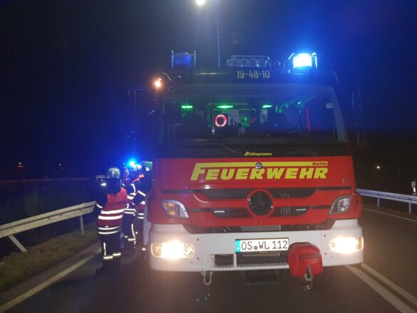 Auto stürzt Abhang an Bundesstraße B51/B65 bei Belm hinunter