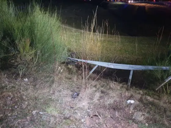 Auto stürzt Abhang an Bundesstraße B51/B65 bei Belm hinunter