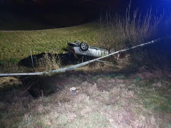 Auto stürzt Abhang an Bundesstraße B51/B65 bei Belm hinunter