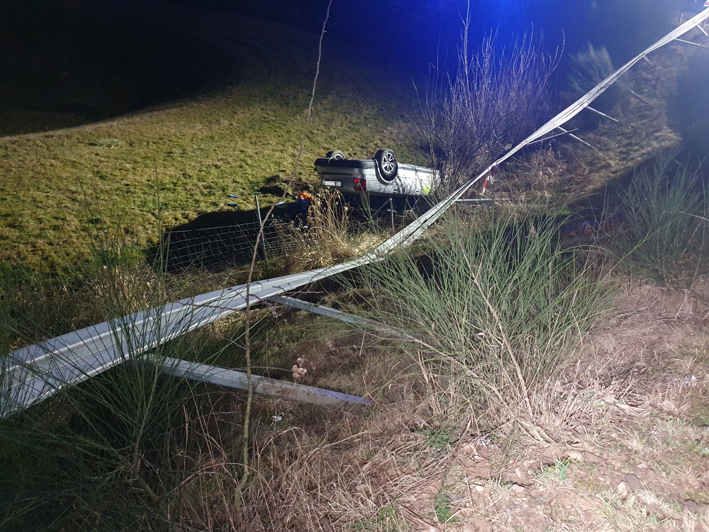 Auto stürzt Abhang an Bundesstraße B51/B65 bei Belm hinunter