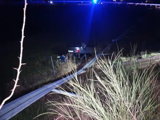 Auto stürzt Abhang an Bundesstraße B51/B65 bei Belm hinunter