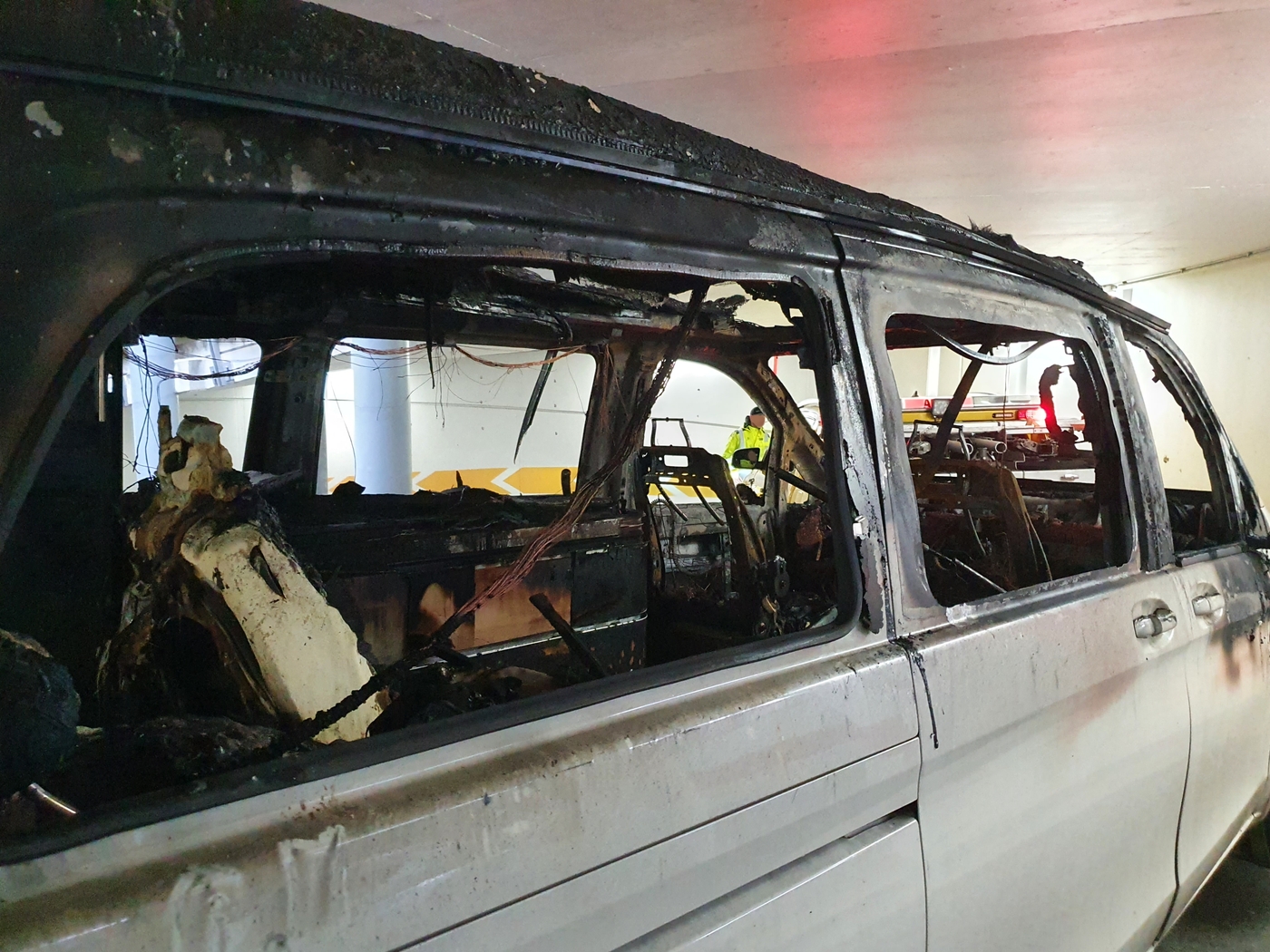 Nach Feuer in Parkhaus: So lief die Bergung der Autos mit Verbrennungs- und Elektromotoren. / Foto: Heiko Westermann Nach Feuer in Parkhaus: So lief die Bergung der Autos mit Verbrennungs- und Elektromotoren