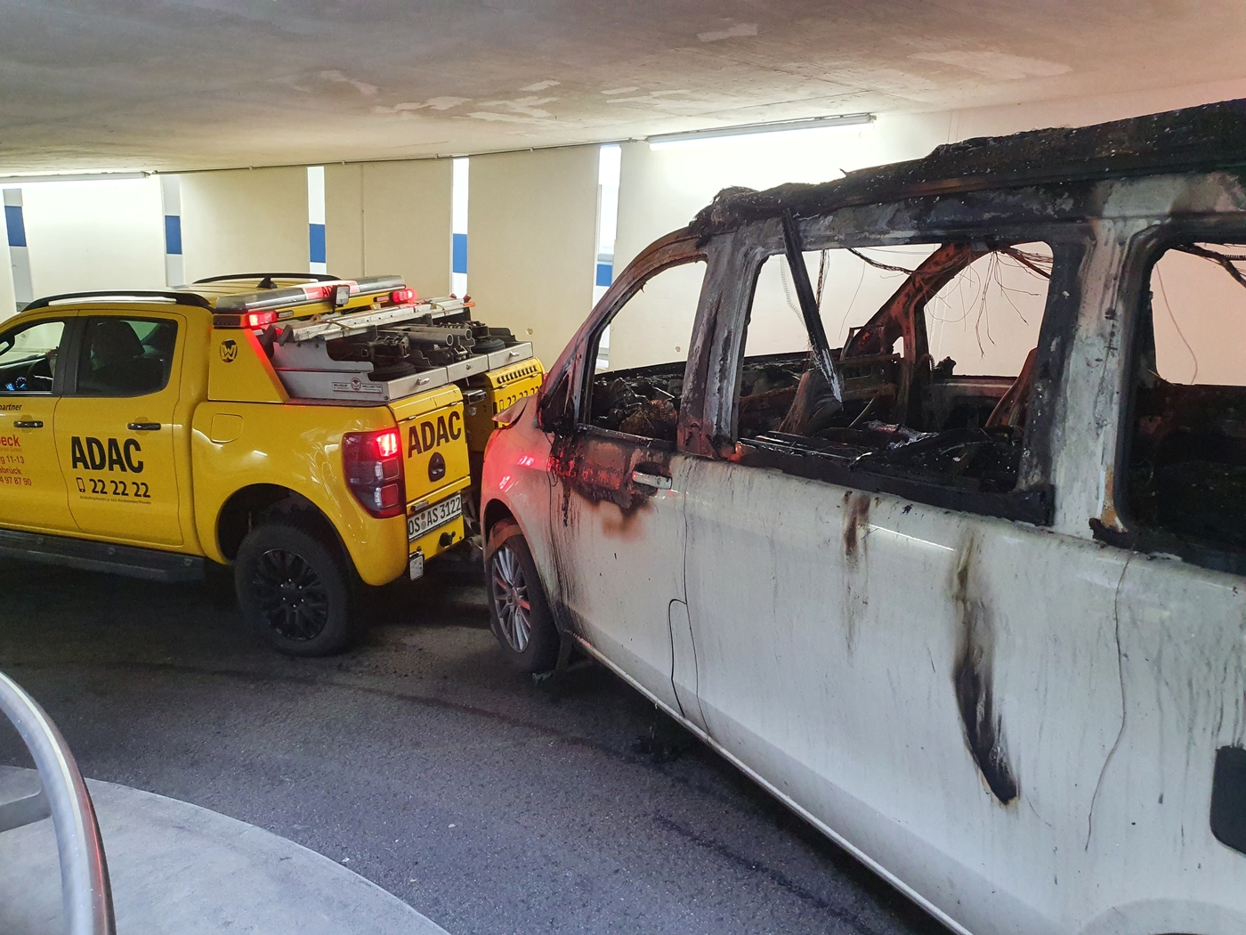 Nach Feuer in Parkhaus: So lief die Bergung der Autos mit Verbrennungs- und Elektromotoren. / Foto: Heiko Westermann Nach Feuer in Parkhaus: So lief die Bergung der Autos mit Verbrennungs- und Elektromotoren