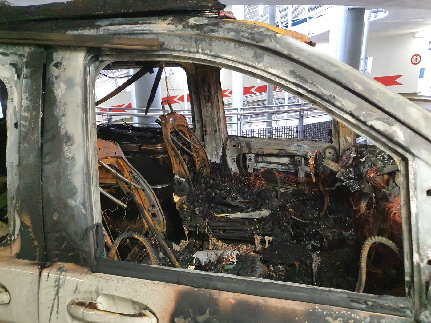 Nach Feuer in Parkhaus: So lief die Bergung der Autos mit Verbrennungs- und Elektromotoren. / Foto: Heiko Westermann Nach Feuer in Parkhaus: So lief die Bergung der Autos mit Verbrennungs- und Elektromotoren