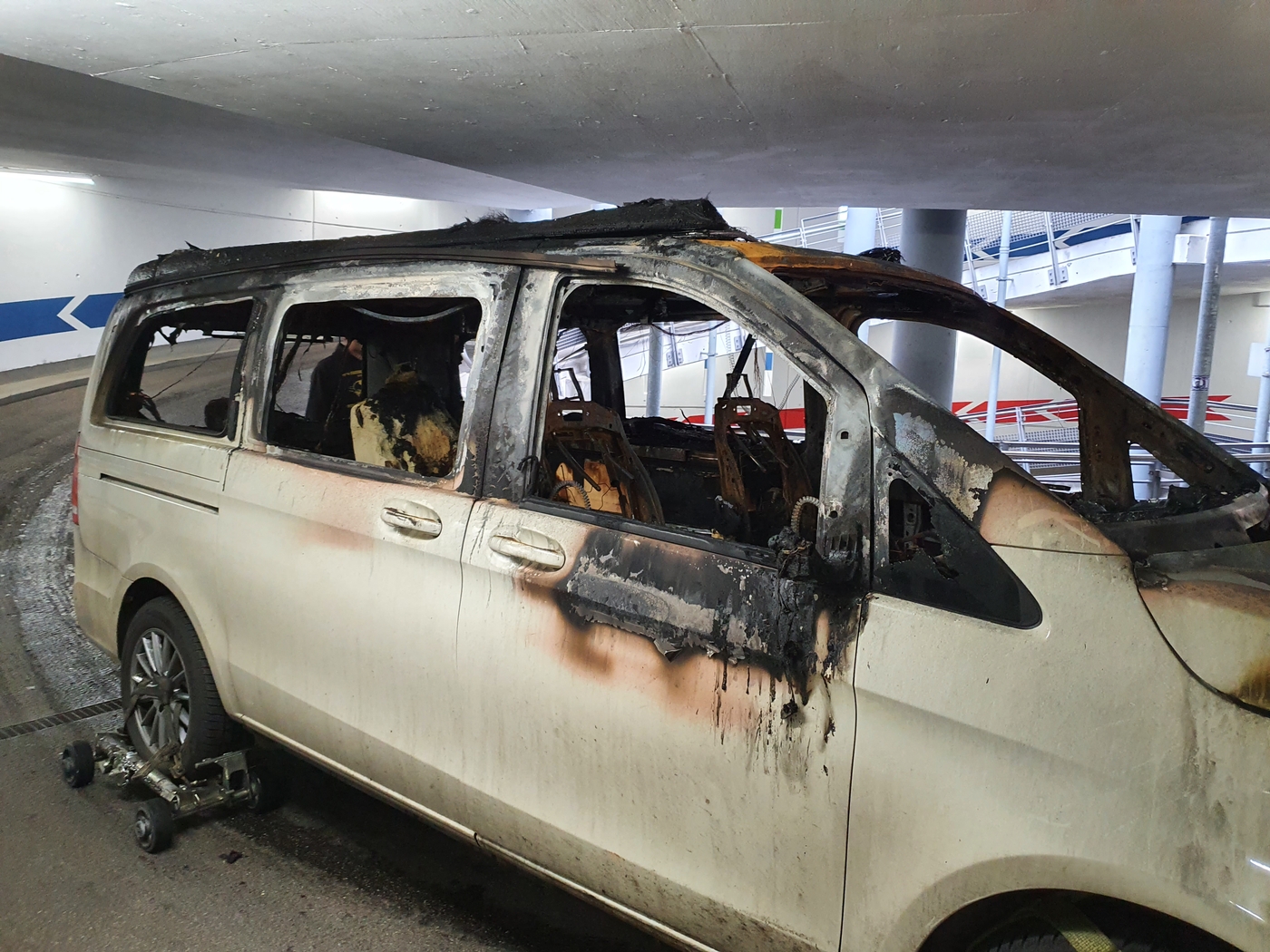 Nach Feuer in Parkhaus: So lief die Bergung der Autos mit Verbrennungs- und Elektromotoren. / Foto: Heiko Westermann Nach Feuer in Parkhaus: So lief die Bergung der Autos mit Verbrennungs- und Elektromotoren