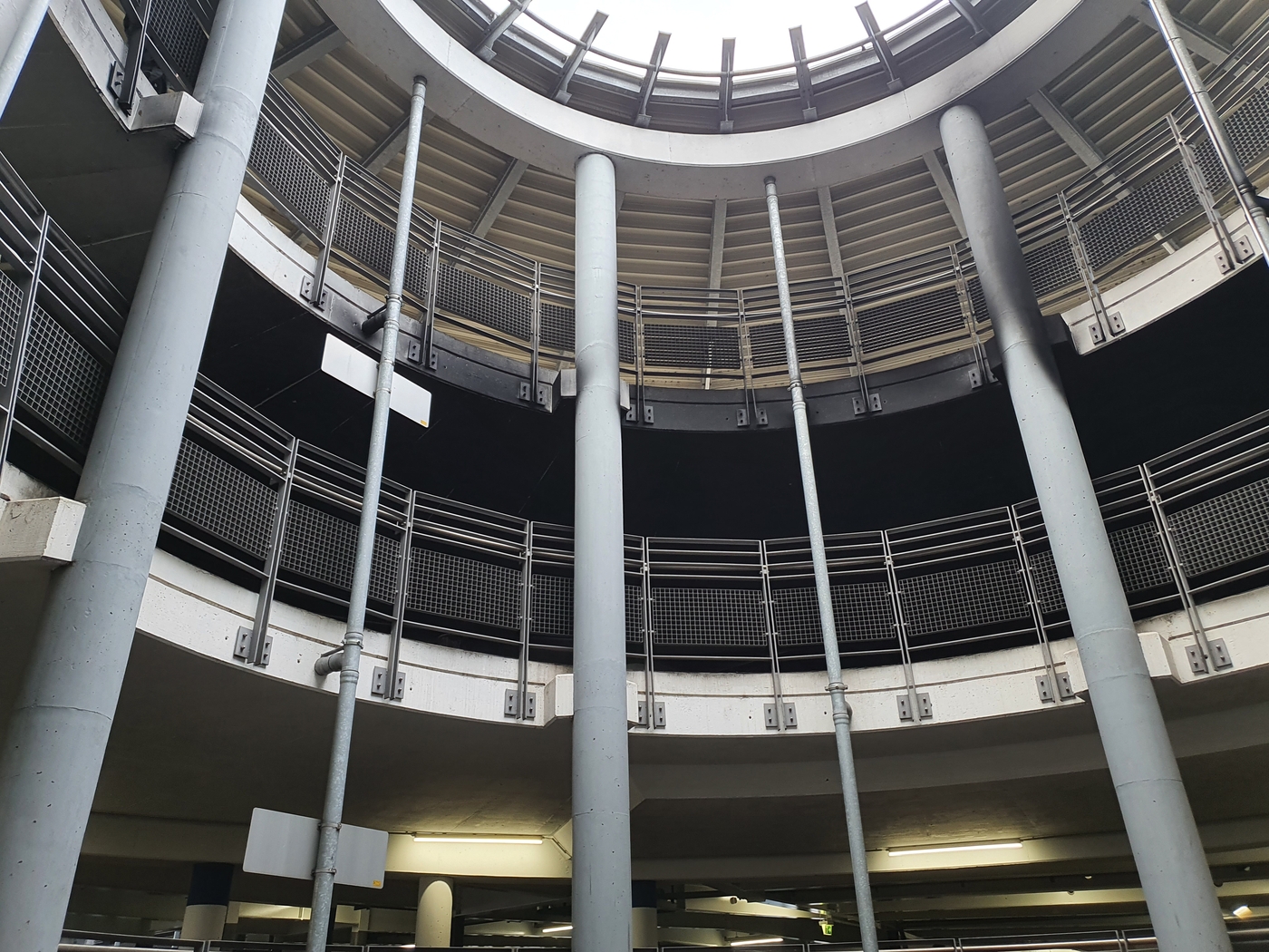 Nach Feuer in Parkhaus: So lief die Bergung der Autos mit Verbrennungs- und Elektromotoren. / Foto: Heiko Westermann Nach Feuer in Parkhaus: So lief die Bergung der Autos mit Verbrennungs- und Elektromotoren