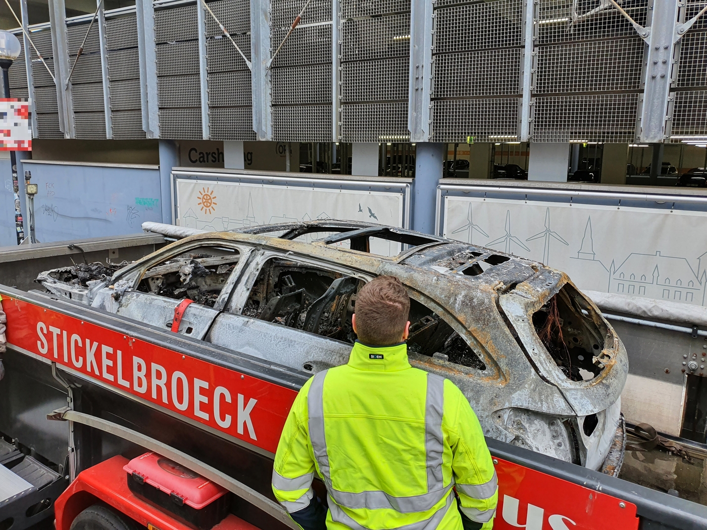 Nach Feuer in Parkhaus: So lief die Bergung der Autos mit Verbrennungs- und Elektromotoren. / Foto: Heiko Westermann Nach Feuer in Parkhaus: So lief die Bergung der Autos mit Verbrennungs- und Elektromotoren