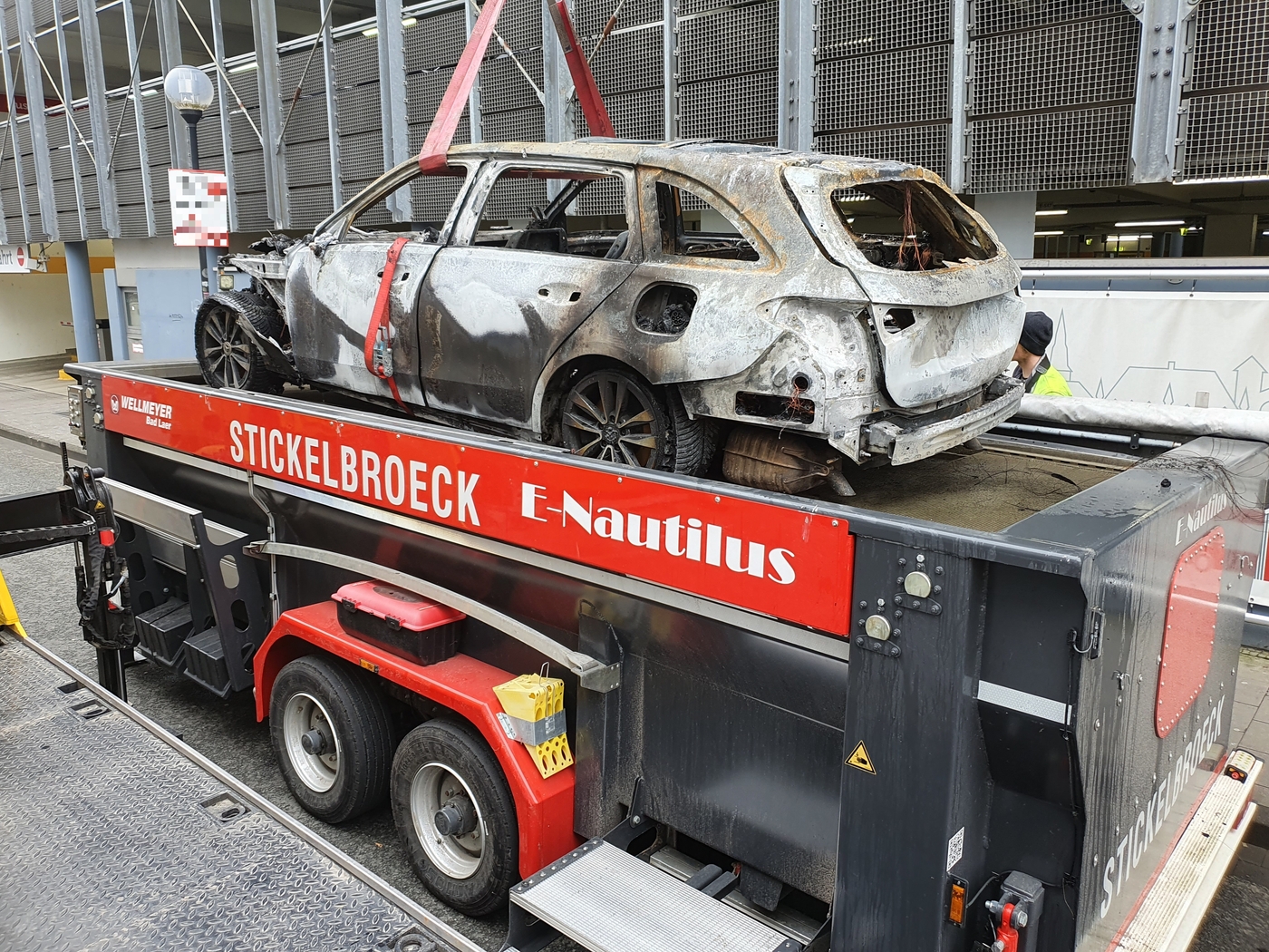 Nach Feuer in Parkhaus: So lief die Bergung der Autos mit Verbrennungs- und Elektromotoren. / Foto: Heiko Westermann Nach Feuer in Parkhaus: So lief die Bergung der Autos mit Verbrennungs- und Elektromotoren