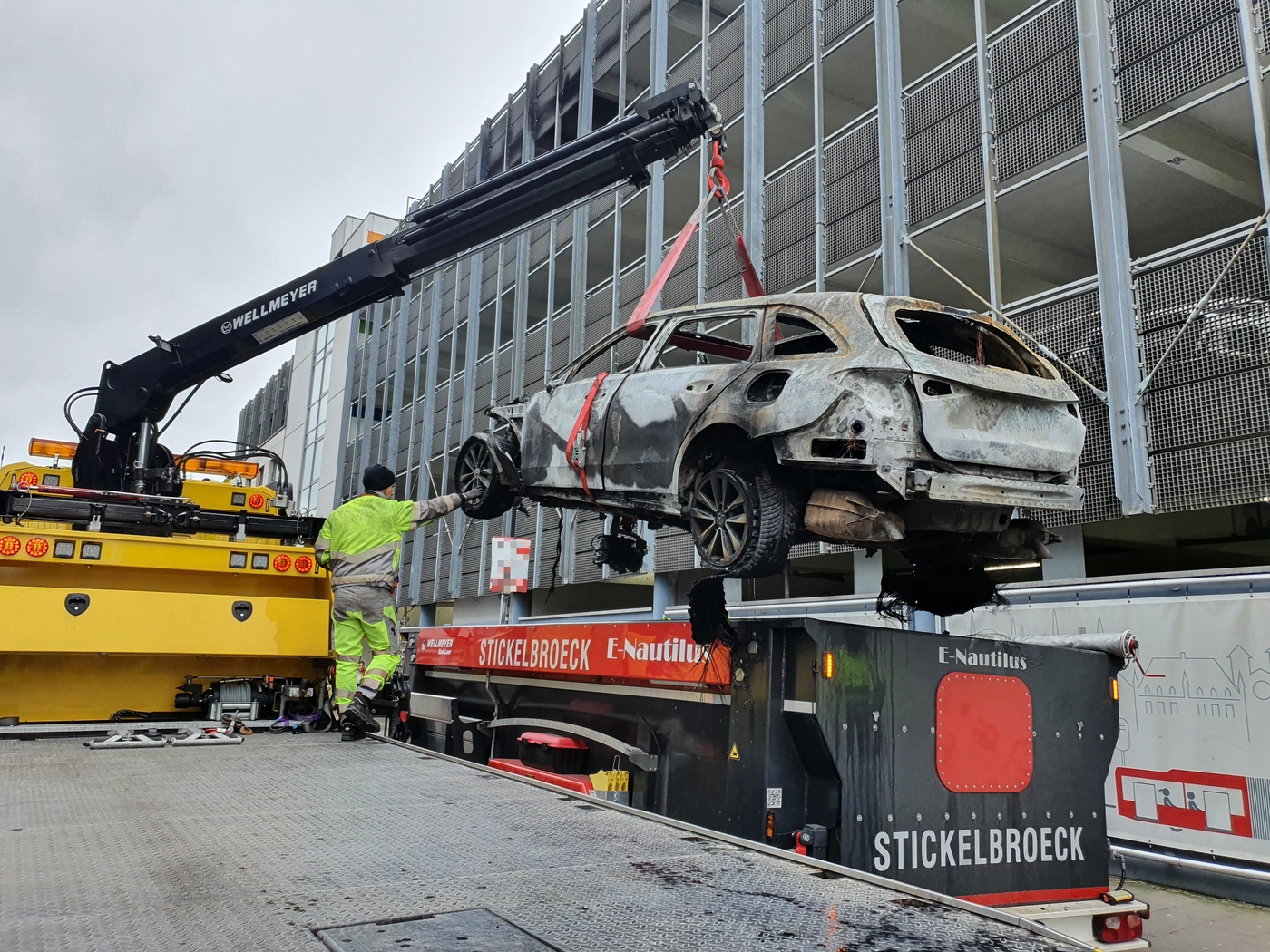 Nach Feuer in Parkhaus: So lief die Bergung der Autos mit Verbrennungs- und Elektromotoren. / Foto: Heiko Westermann Nach Feuer in Parkhaus: So lief die Bergung der Autos mit Verbrennungs- und Elektromotoren