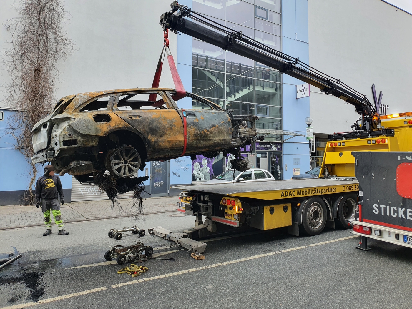Nach Feuer in Parkhaus: So lief die Bergung der Autos mit Verbrennungs- und Elektromotoren. / Foto: Heiko Westermann Nach Feuer in Parkhaus: So lief die Bergung der Autos mit Verbrennungs- und Elektromotoren