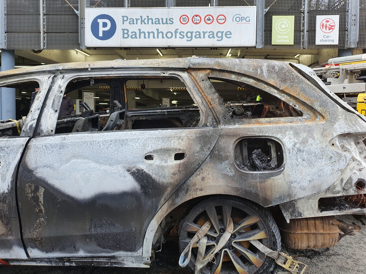 Nach Feuer in Parkhaus: So lief die Bergung der Autos mit Verbrennungs- und Elektromotoren. / Foto: Heiko Westermann Nach Feuer in Parkhaus: So lief die Bergung der Autos mit Verbrennungs- und Elektromotoren