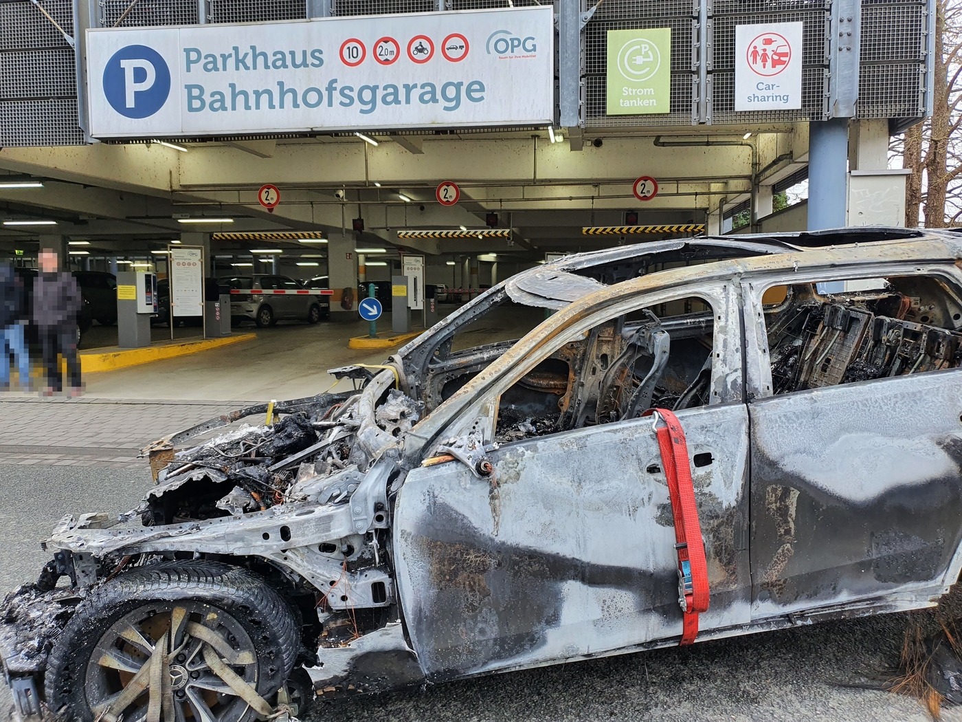 Nach Feuer in Parkhaus: So lief die Bergung der Autos mit Verbrennungs- und Elektromotoren. / Foto: Heiko Westermann Nach Feuer in Parkhaus: So lief die Bergung der Autos mit Verbrennungs- und Elektromotoren