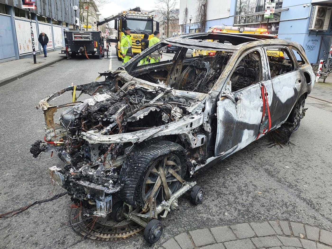 Nach Feuer in Parkhaus: So lief die Bergung der Autos mit Verbrennungs- und Elektromotoren. / Foto: Heiko Westermann Nach Feuer in Parkhaus: So lief die Bergung der Autos mit Verbrennungs- und Elektromotoren