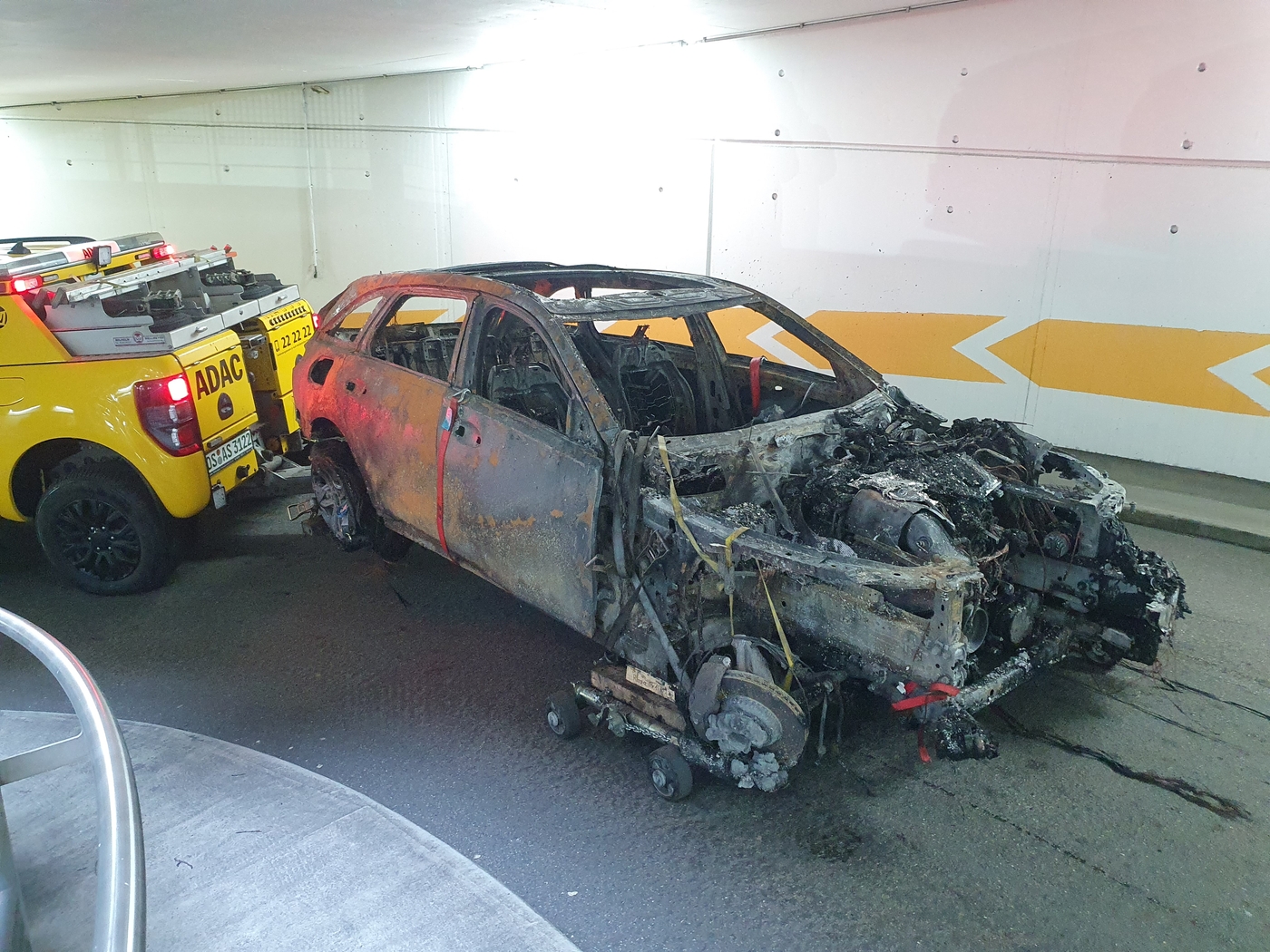 Nach Feuer in Parkhaus: So lief die Bergung der Autos mit Verbrennungs- und Elektromotoren. / Foto: Heiko Westermann Nach Feuer in Parkhaus: So lief die Bergung der Autos mit Verbrennungs- und Elektromotoren