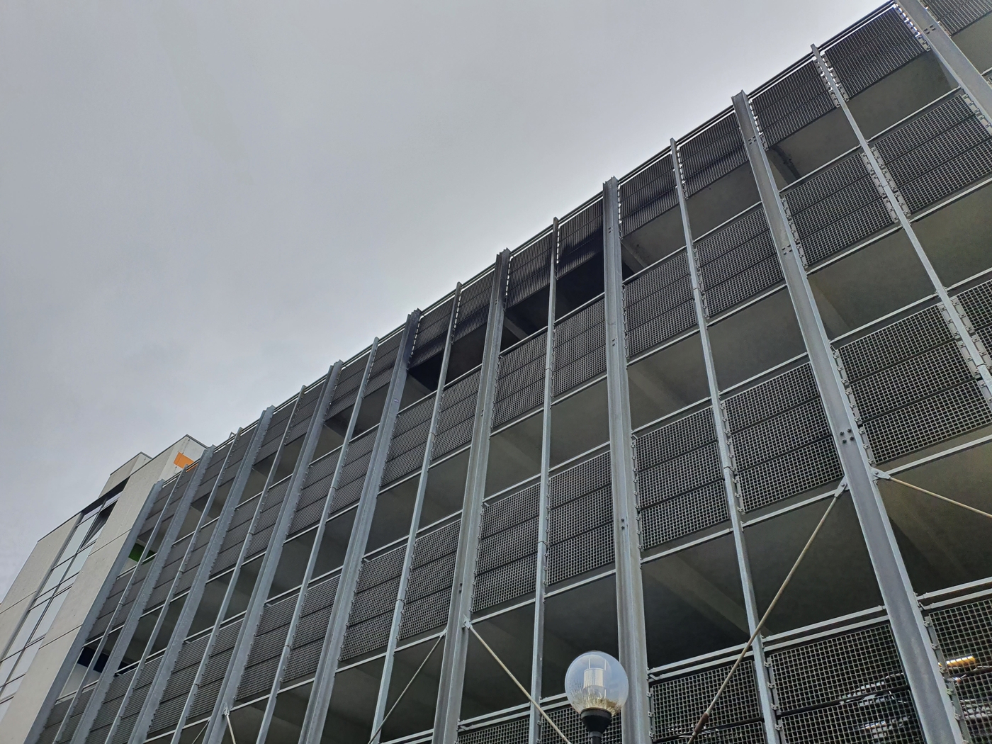 Nach Feuer in Parkhaus: So lief die Bergung der Autos mit Verbrennungs- und Elektromotoren. / Foto: Heiko Westermann Nach Feuer in Parkhaus: So lief die Bergung der Autos mit Verbrennungs- und Elektromotoren