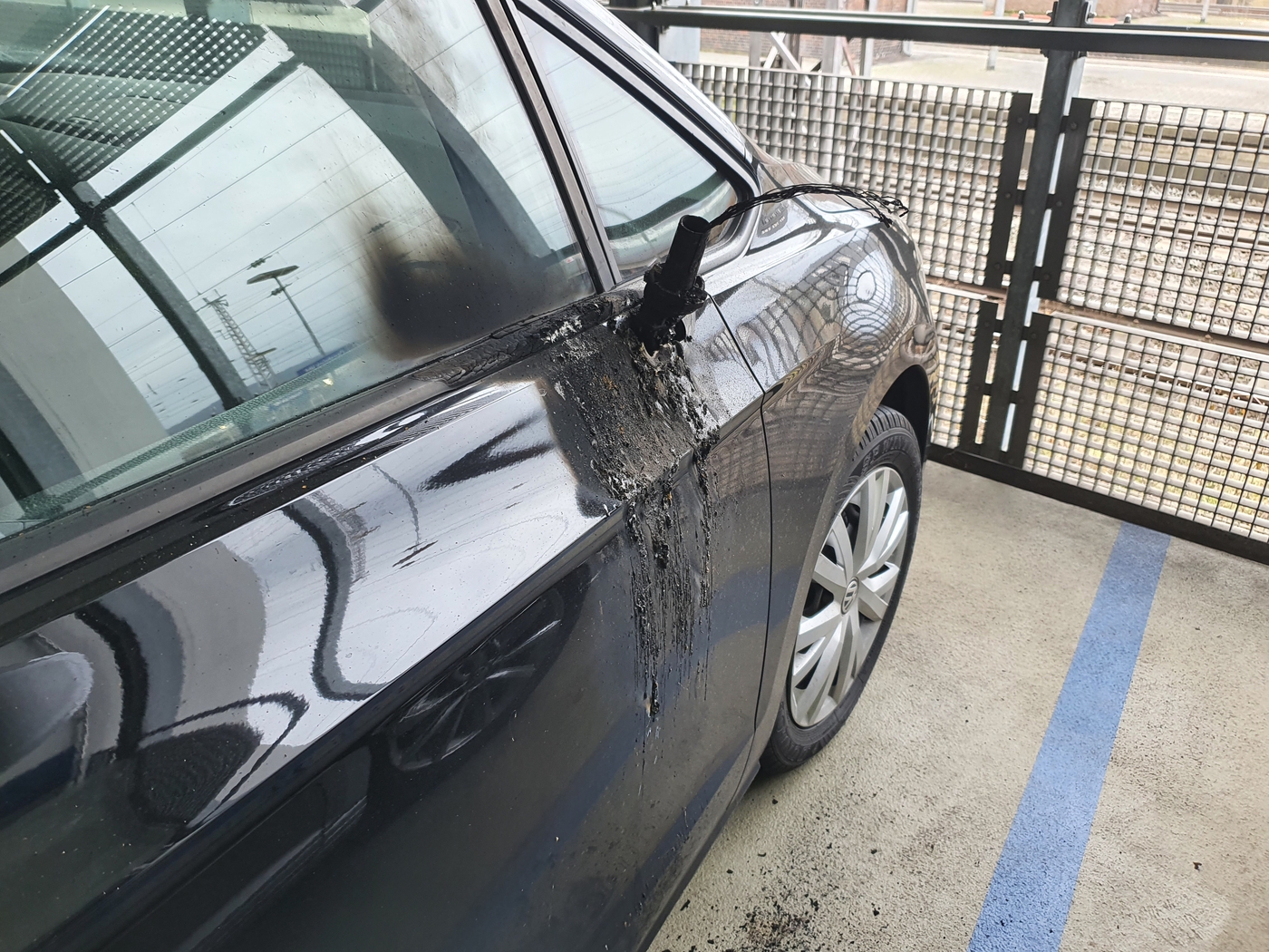 Nach Feuer in Parkhaus: So lief die Bergung der Autos mit Verbrennungs- und Elektromotoren. / Foto: Heiko Westermann Nach Feuer in Parkhaus: So lief die Bergung der Autos mit Verbrennungs- und Elektromotoren