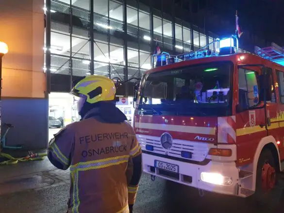 Große Flammen schlagen aus Parkhaus, Autos brennen am Hauptbahnhof Osnabrück. / Foto: Heiko Westermann Große Flammen schlagen aus Parkhaus, Autos brennen am Hauptbahnhof Osnabrück