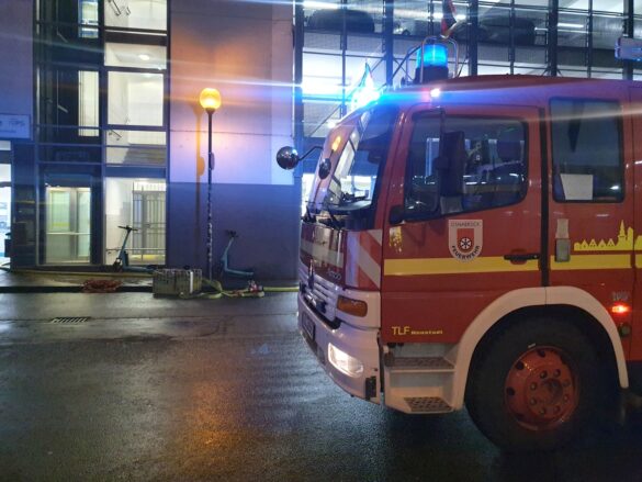 Große Flammen schlagen aus Parkhaus, Autos brennen am Hauptbahnhof Osnabrück. / Foto: Heiko Westermann Große Flammen schlagen aus Parkhaus, Autos brennen am Hauptbahnhof Osnabrück