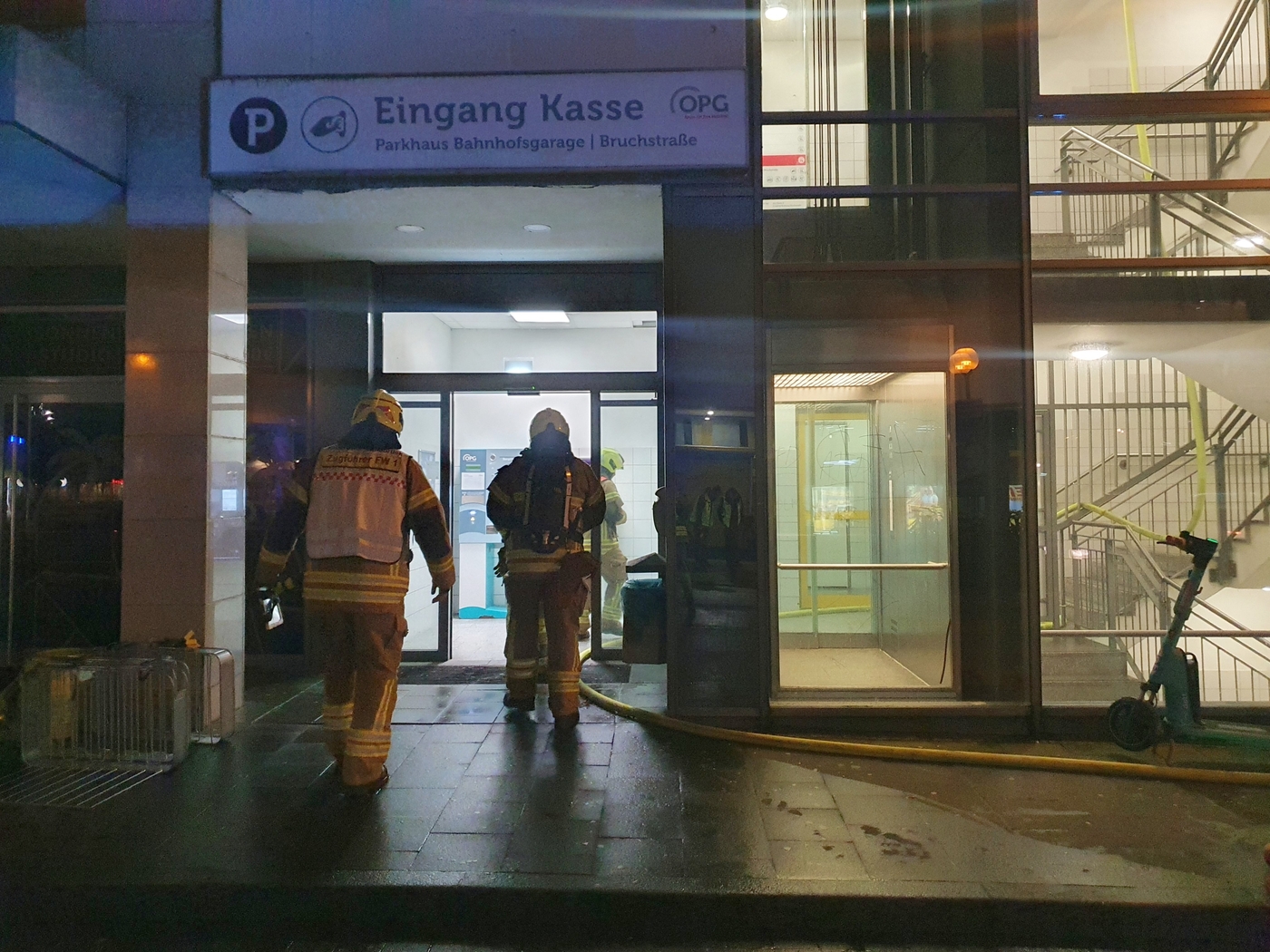 Große Flammen schlagen aus Parkhaus, Autos brennen am Hauptbahnhof Osnabrück. / Foto: Heiko Westermann Große Flammen schlagen aus Parkhaus, Autos brennen am Hauptbahnhof Osnabrück