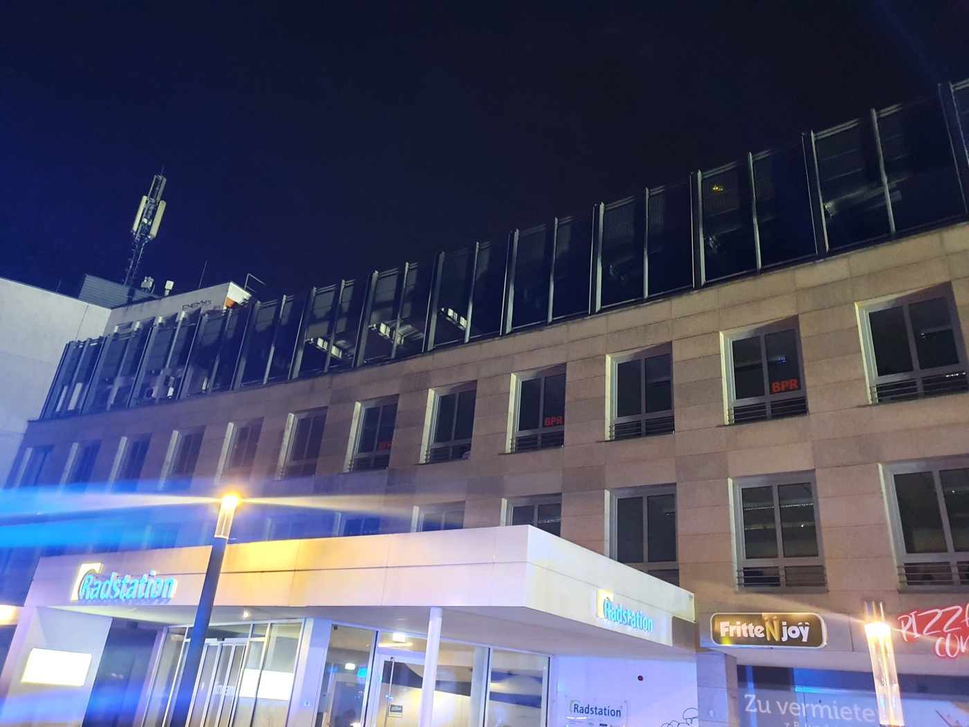 Große Flammen schlagen aus Parkhaus, Autos brennen am Hauptbahnhof Osnabrück Große Flammen schlagen aus Parkhaus, Autos brennen am Hauptbahnhof Osnabrück