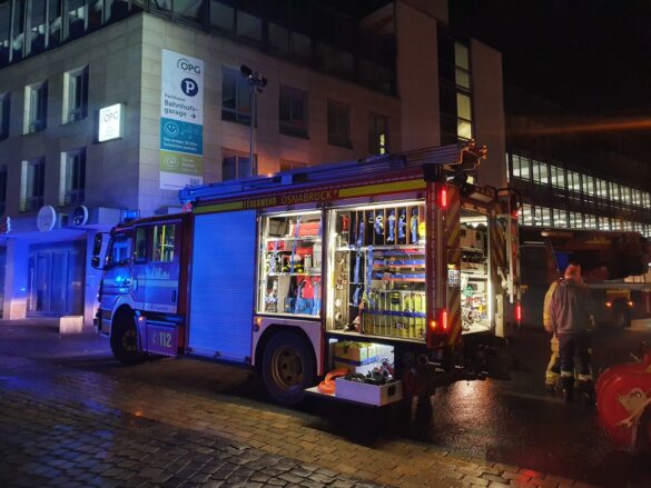 Große Flammen schlagen aus Parkhaus, Autos brennen am Hauptbahnhof Osnabrück. / Foto: Heiko Westermann Große Flammen schlagen aus Parkhaus, Autos brennen am Hauptbahnhof Osnabrück