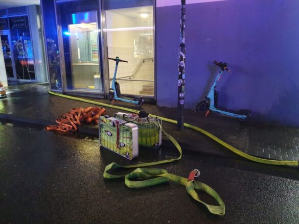 Große Flammen schlagen aus Parkhaus, Autos brennen am Hauptbahnhof Osnabrück. / Foto: Heiko Westermann Große Flammen schlagen aus Parkhaus, Autos brennen am Hauptbahnhof Osnabrück