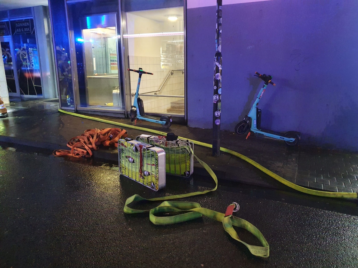 Große Flammen schlagen aus Parkhaus, Autos brennen am Hauptbahnhof Osnabrück. / Foto: Heiko Westermann Große Flammen schlagen aus Parkhaus, Autos brennen am Hauptbahnhof Osnabrück