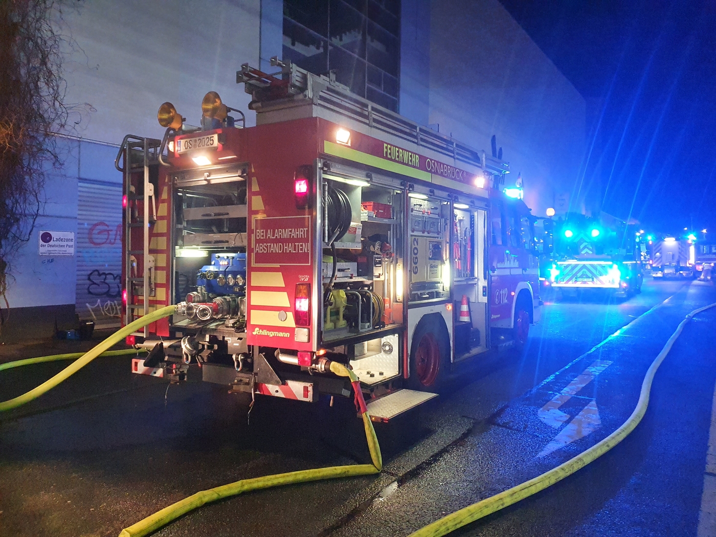 Große Flammen schlagen aus Parkhaus, Autos brennen am Hauptbahnhof Osnabrück Große Flammen schlagen aus Parkhaus, Autos brennen am Hauptbahnhof Osnabrück