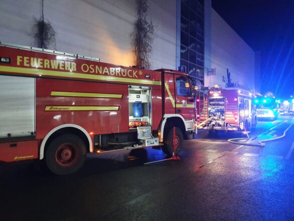 Große Flammen schlagen aus Parkhaus, Autos brennen am Hauptbahnhof Osnabrück. / Foto: Heiko Westermann Große Flammen schlagen aus Parkhaus, Autos brennen am Hauptbahnhof Osnabrück