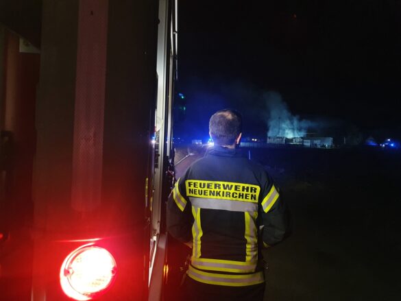 Stundenlanger Einsatz: Kfz-Werkstatt brennt lichtlerloh in Neuenkirchen im Kreis Steinfurt