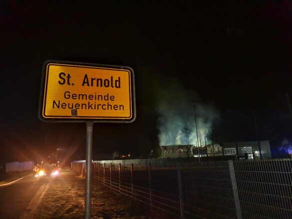 Stundenlanger Einsatz: Kfz-Werkstatt brennt lichtlerloh in Neuenkirchen im Kreis Steinfurt