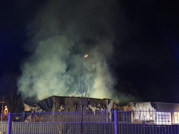 Stundenlanger Einsatz: Kfz-Werkstatt brennt lichtlerloh in Neuenkirchen im Kreis Steinfurt