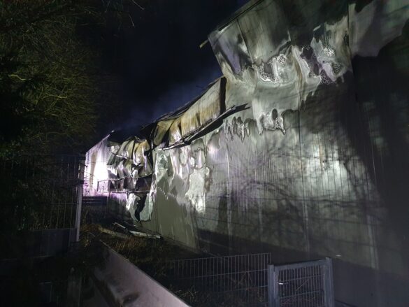 Stundenlanger Einsatz: Kfz-Werkstatt brennt lichtlerloh in Neuenkirchen im Kreis Steinfurt
