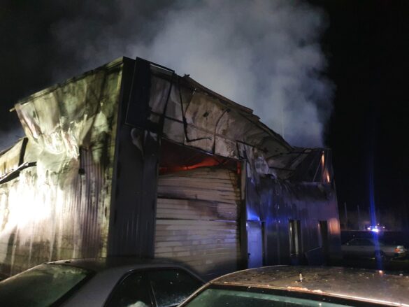 Stundenlanger Einsatz: Kfz-Werkstatt brennt lichtlerloh in Neuenkirchen im Kreis Steinfurt