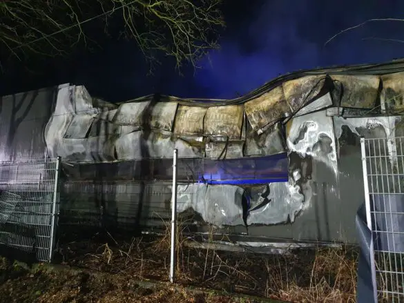 Stundenlanger Einsatz: Kfz-Werkstatt brennt lichtlerloh in Neuenkirchen im Kreis Steinfurt