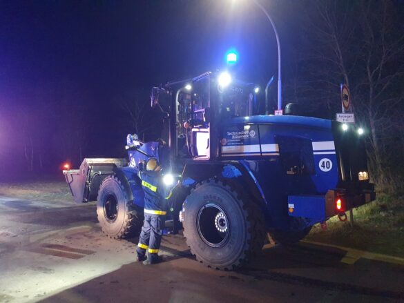 Stundenlanger Einsatz: Kfz-Werkstatt brennt lichtlerloh in Neuenkirchen im Kreis Steinfurt