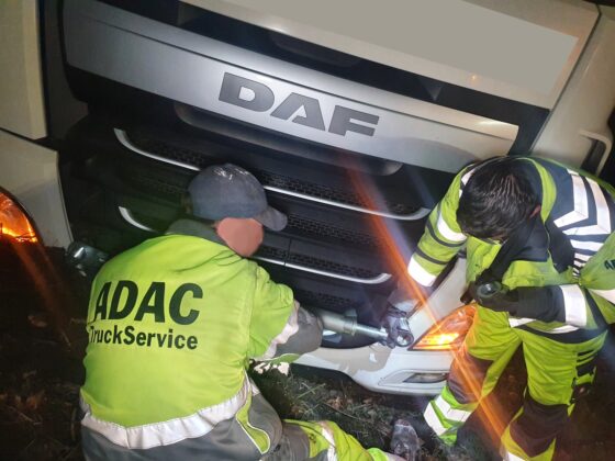 LKW kommt auf A30 bei Ibbenbüren von Fahrbahn ab