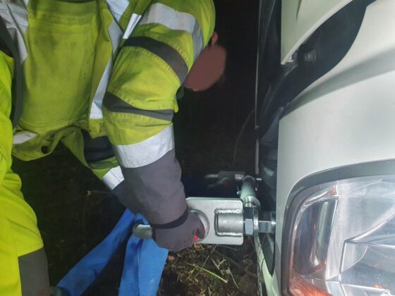 LKW kommt auf A30 bei Ibbenbüren von Fahrbahn ab