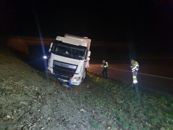 LKW kommt auf A30 bei Ibbenbüren von Fahrbahn ab