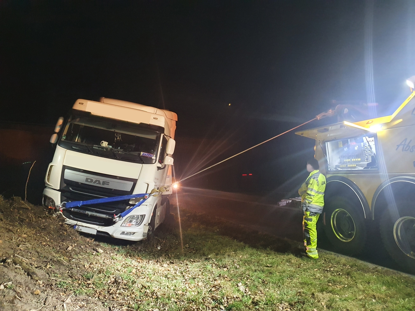 LKW kommt auf A30 bei Ibbenbüren von Fahrbahn ab