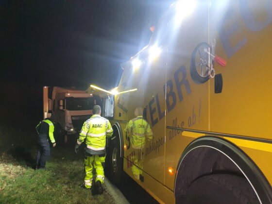 LKW kommt auf A30 bei Ibbenbüren von Fahrbahn ab