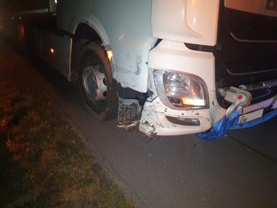 LKW kommt auf A30 bei Ibbenbüren von Fahrbahn ab