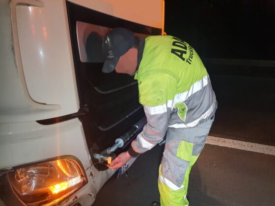 LKW kommt auf A30 bei Ibbenbüren von Fahrbahn ab