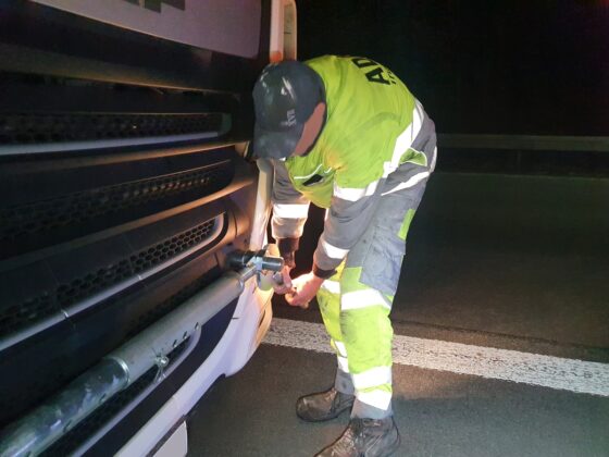 LKW kommt auf A30 bei Ibbenbüren von Fahrbahn ab