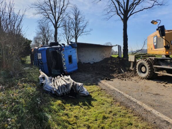 Landstraße in Melle: Sattelzug kollidiert mit Bäumen und kippt um