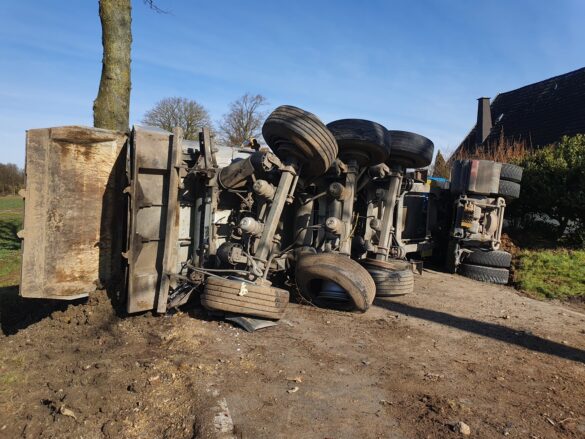 Landstraße in Melle: Sattelzug kollidiert mit Bäumen und kippt um
