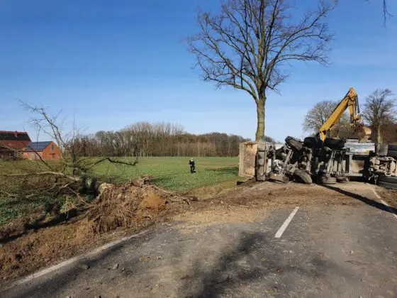 Landstraße in Melle: Sattelzug kollidiert mit Bäumen und kippt um