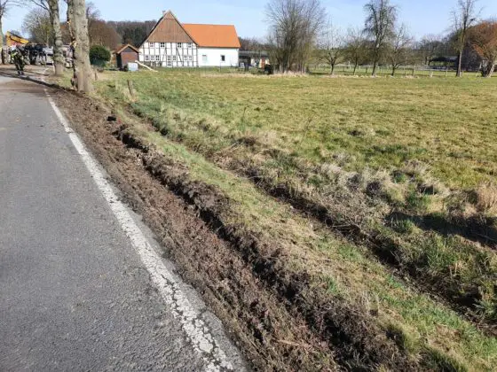 Landstraße in Melle: Sattelzug kollidiert mit Bäumen und kippt um